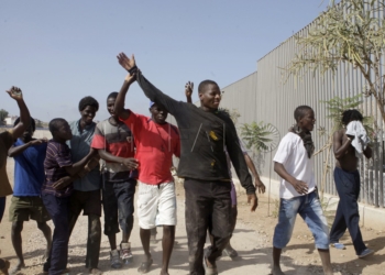 GRA237. MELILLA, 04/09/2016.- La última entrada de más de un centenar de inmigrantes subsaharianos en el salto a la valla que se ha producido hoy ha repuntado la ocupación del Centro de Estancia Temporal de Inmigrantes (CETI) de Melilla, que acoge en estos momentos a casi 900 personas, cifra cercana a su capacidad máxima. Según han informado fuentes de la Delegación del Gobierno en Melilla, antes del "salto masivo coordinado" que se ha producido a las 13.50 horas había 770 inmigrantes acogidos en el CETI, a los que hay que sumar los más de 100 que han accedido a la ciudad autónoma en este nuevo intento de entrada, el tercero en 15 días. En la foto, un grupo de inmigrantes que acaban de entrar gritan bozza (victoria). EFE/F.G Guerrero