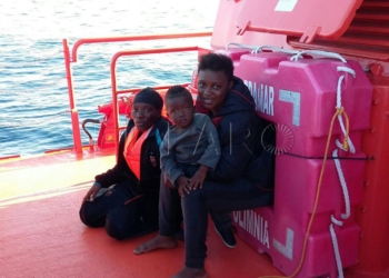 8 1 2 El Fortuny rescata una patera a la deriva con 35 inmigrantes, entre ellos una niña
