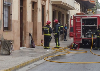 12 2 3 Un cortocircuito causa un incendio en una planta baja en la calle Miguel Zazo