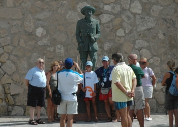 3 1 13 Imbroda: “No soy franquista, pero la estatua es por quienes salvaron a Melilla en 1921”