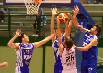 El ataque del Melilla Baloncesto se vio maniatado por la buena defensa del equipo del Marín Peixegalego.