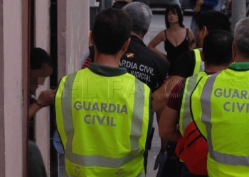 8 4 Detenido un hombre tras un registro de cerca de una hora en un local del Rastro