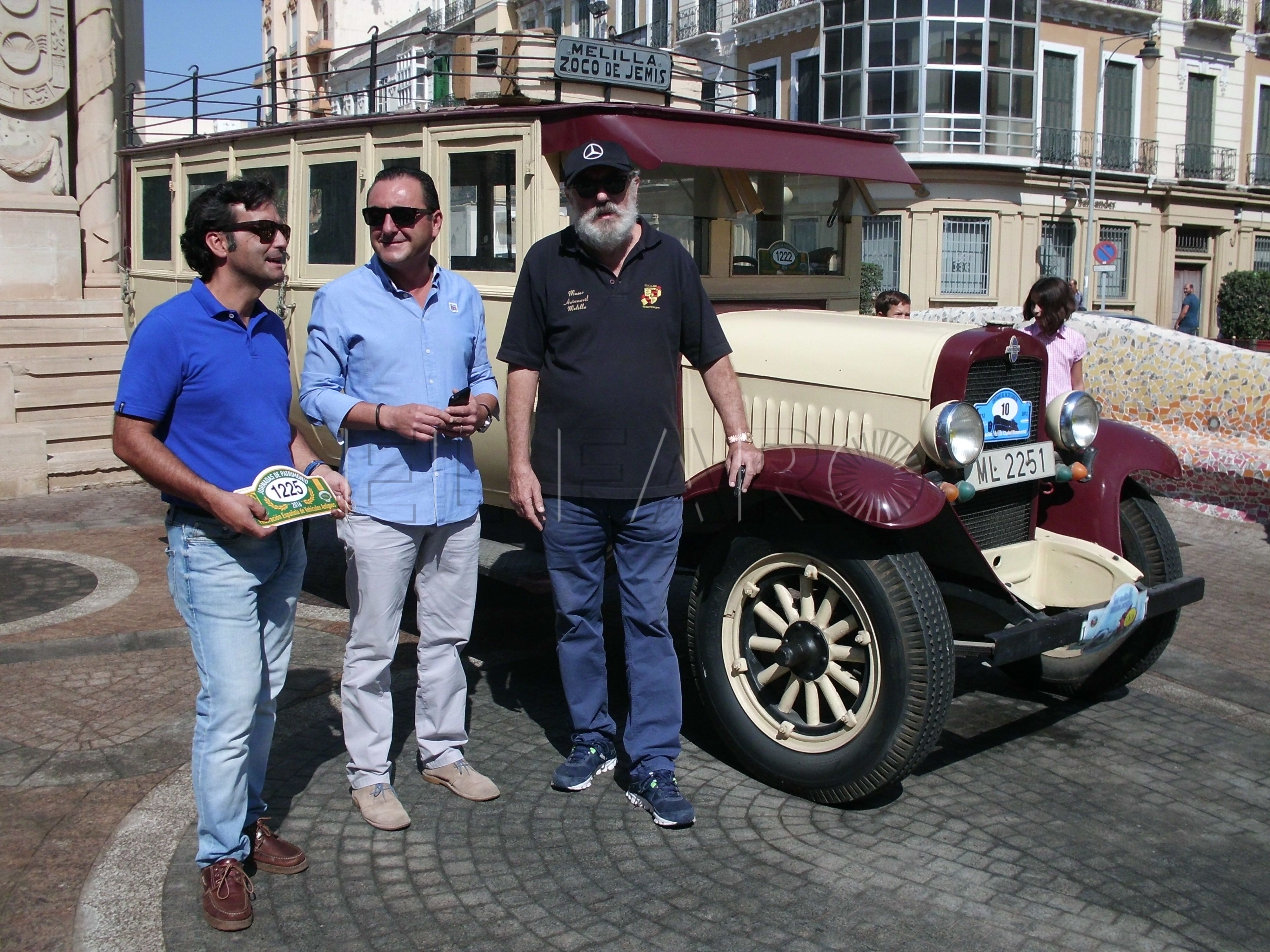 Melilla muestra parte de su patrimonio sacando a la calle los vehículos con historia