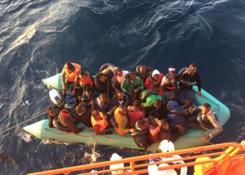 El buque Sorolla y una patrullera ayudan a rescatar una patera con 29 inmigrantes