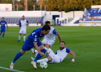 Uno de los jugadores de la UD Melilla se zafa de un adversario.