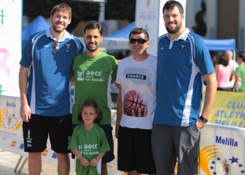 Representantes del cuerpo técnico y la plantilla del Club Melilla Baloncesto.
