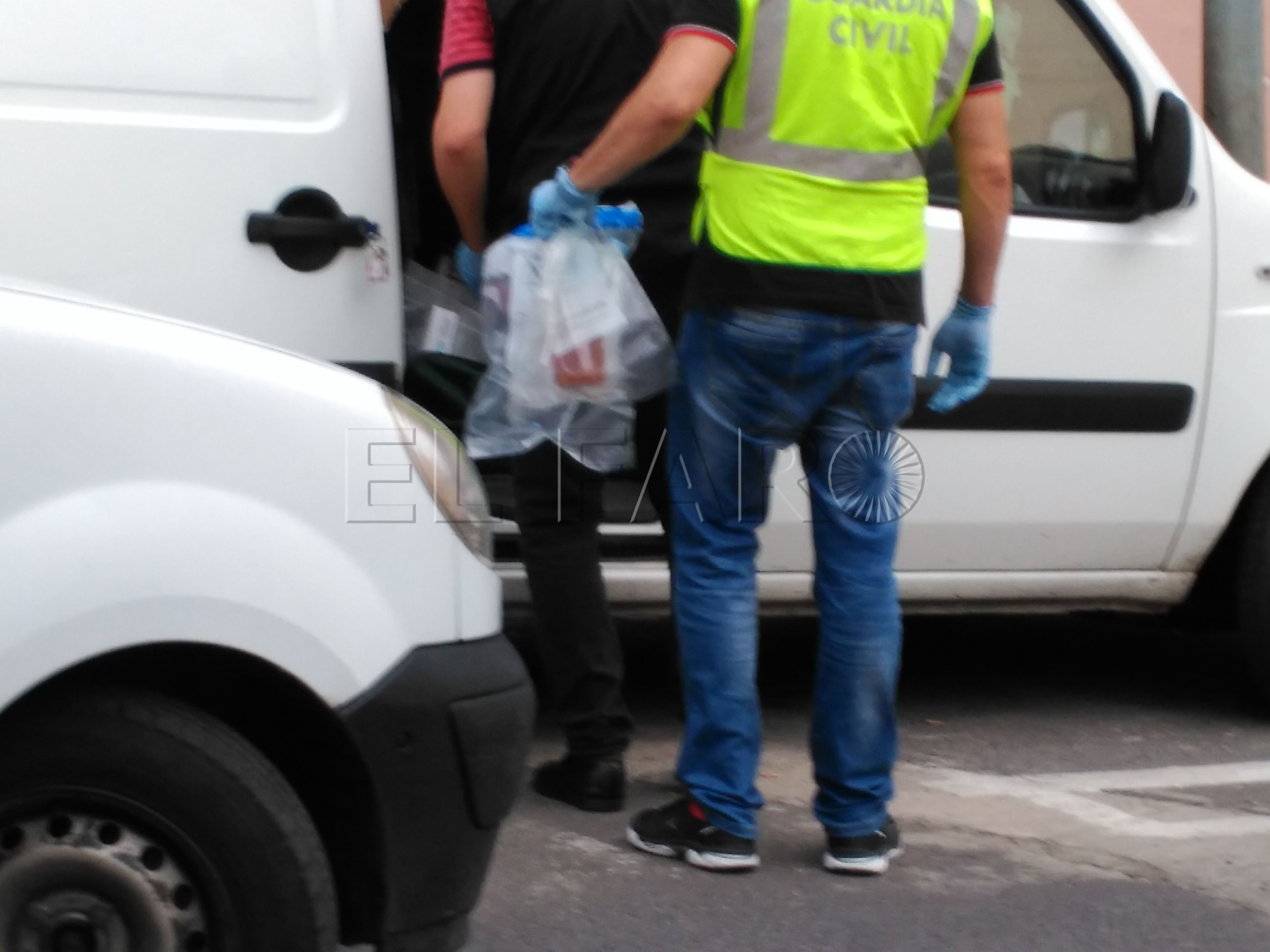 Un detenido tras el registro de un local en la calle Alféreces Díaz Otero, en el Rastro