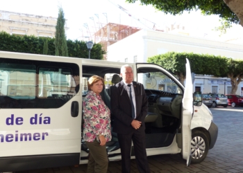 P1020853 La Asociación de Familiares de Enfermos de Alzheimer recibe una furgoneta de Bienestar Social