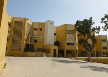 Un alumno del León Solá tira de los pelos a su maestra durante una clase