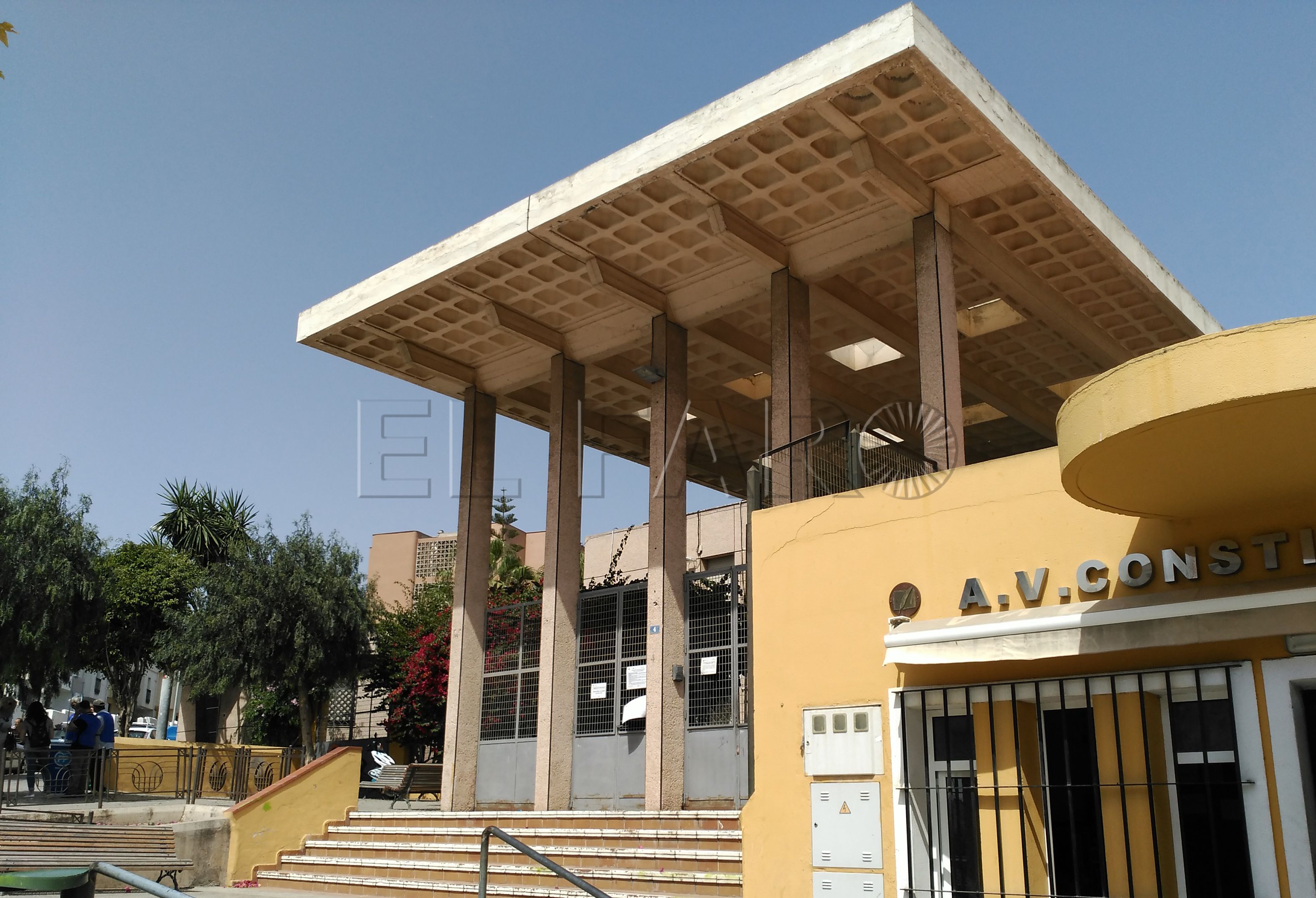 Un alumno del Constitución insulta a una maestra e intenta huir del colegio