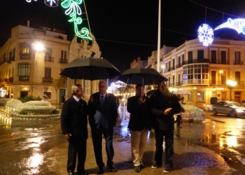 17 1 9 Imbroda ‘ilumina’ el centro por Navidad y anuncia que renovará las luces en 2017