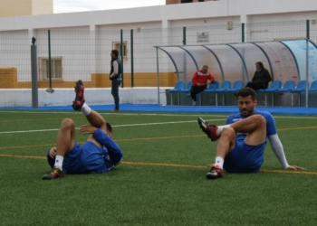 El jugador criado en la cantera de nuestra ciudad (d), entrenándose en el campo de La Espiguera.