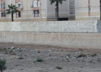 3 1 15 Bolsas de basura que salen volando de las casas para acabar en el cauce