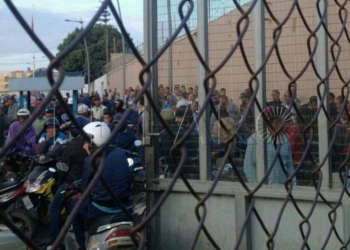 7 2 Las insistencia de porteadores de pasar para cargar mercancía provoca el cierre de Farhana