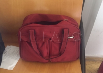 Bolso que portaba A prisión una mujer que llevaba un bebé con síntomas de asfixia oculto en el bolso