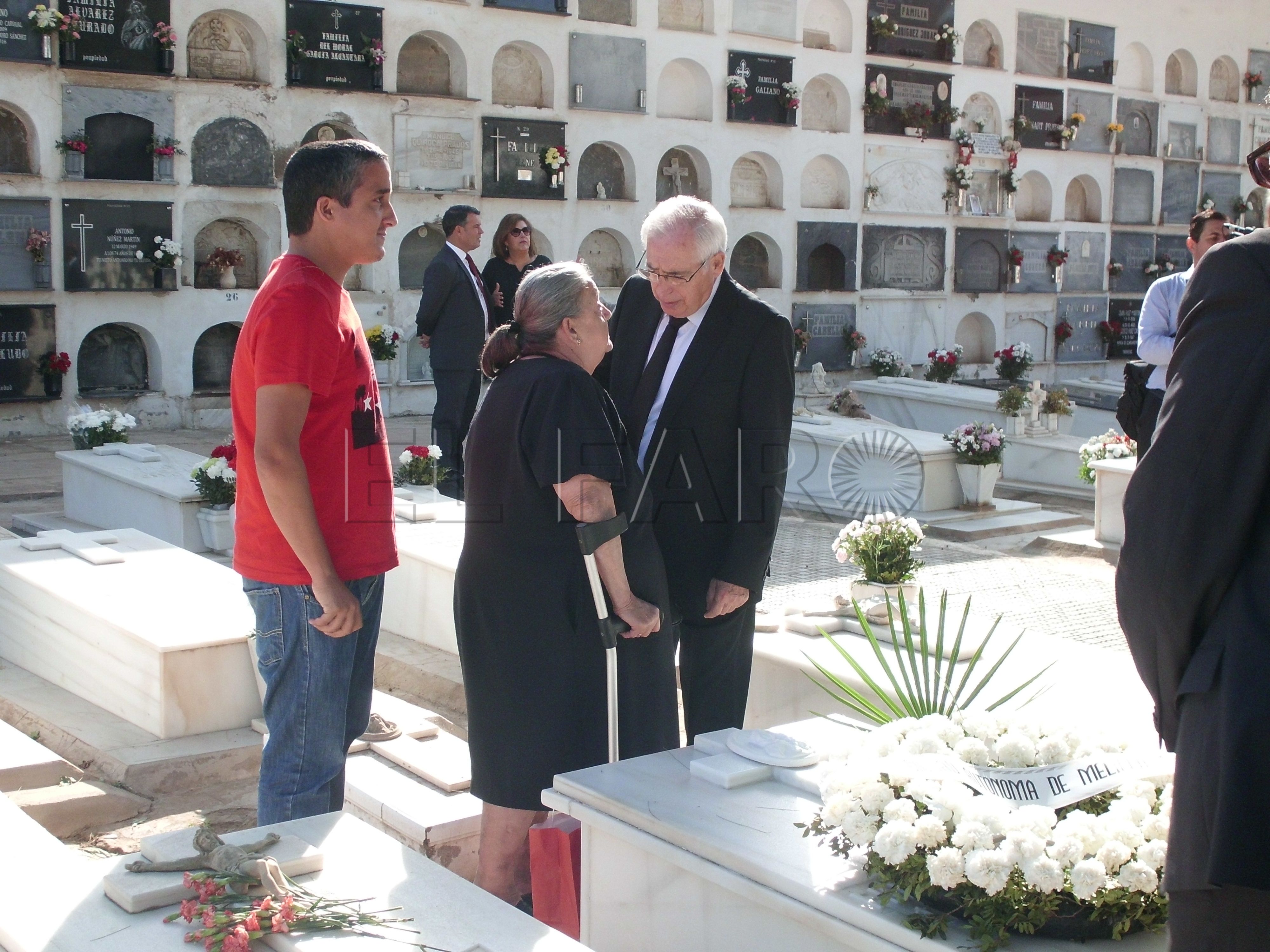 Homenaje a víctimas de accidentes y difuntos ilustres de Melilla