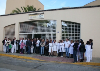 CIMG6149 Sanitarios, sindicatos y autoridades se concentran en Cabrerizas para protestar contra las agresiones en el centro de salud