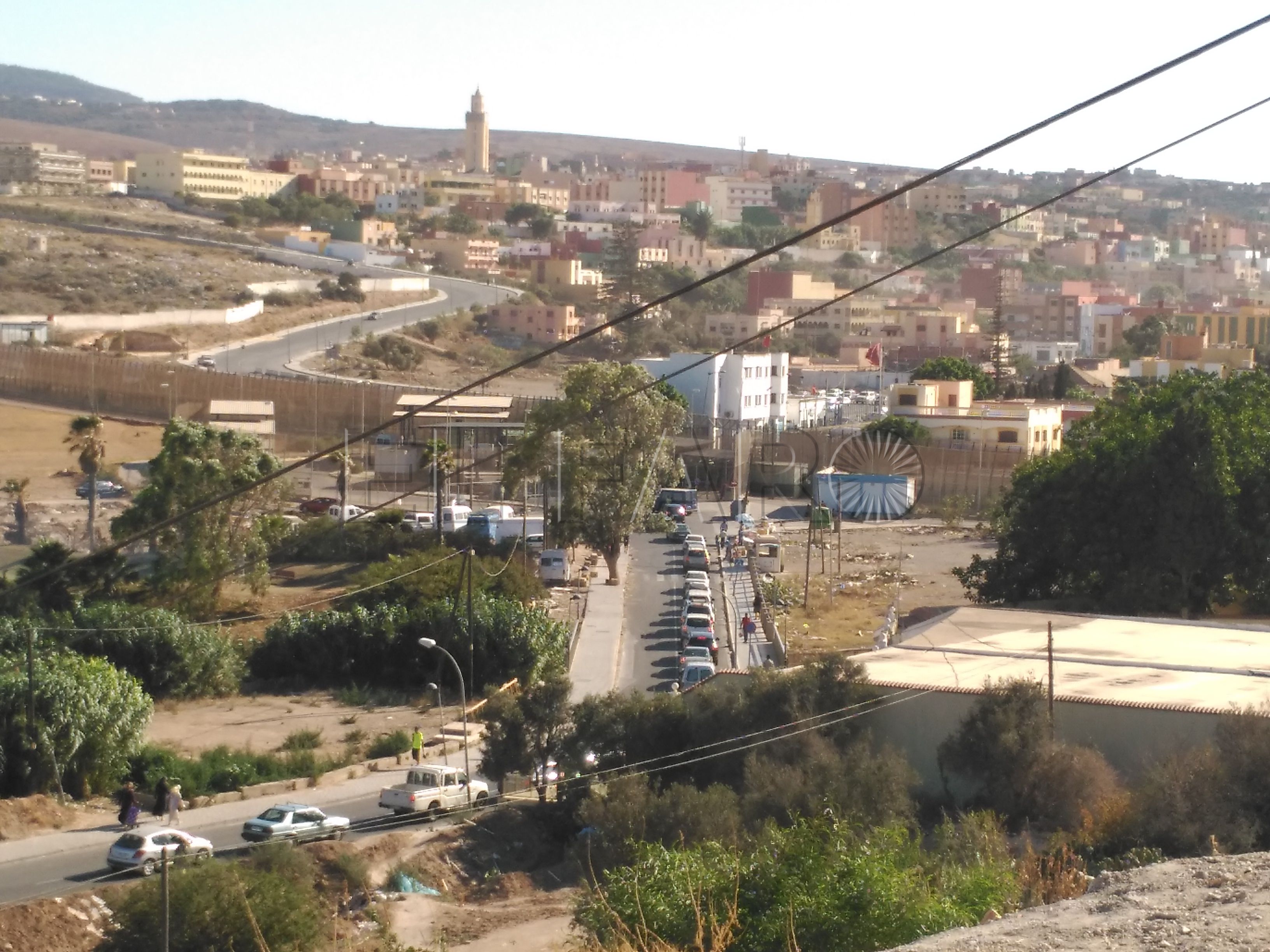 Una quincena de subsaharianos consigue entrar en Melilla a la carrera por Farhana