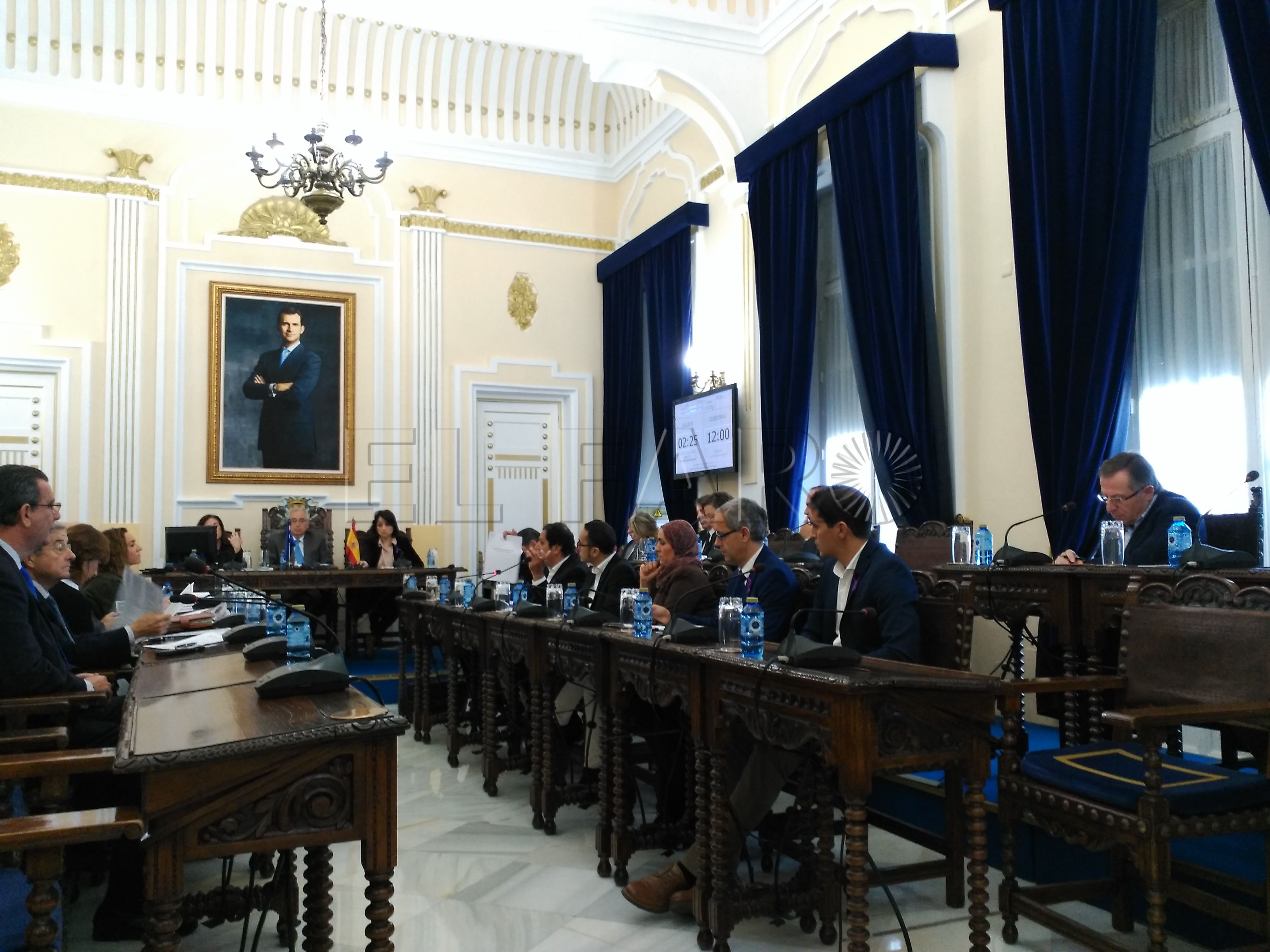 La oposición acusa de mala gestión al Gobierno por fragmentar contratos y pagar con retraso las facturas a proveedores