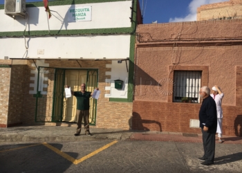 Abdelmalik Tajar Mohamed posa para El Faro ante el local cerrado de la mezquita de la calle Cantera del Carmen, 17.