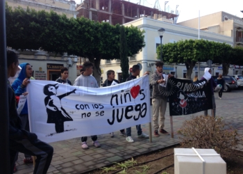IMG 7494 Una veintena de personas denuncia la situación de los jóvenes extutelados por la Ciudad