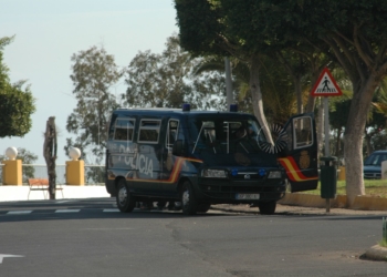 policia furgoneta003 Cae una red que introducía hachís en una operación desarrollada en Melilla, Murcia, Málaga, y Alicante, y aguas internacionales