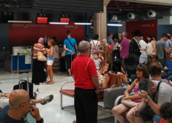 13 1 5 Un vuelo retrasado 3 horas obliga a reubicar a unos 100 pasajeros de Melilla y Málaga