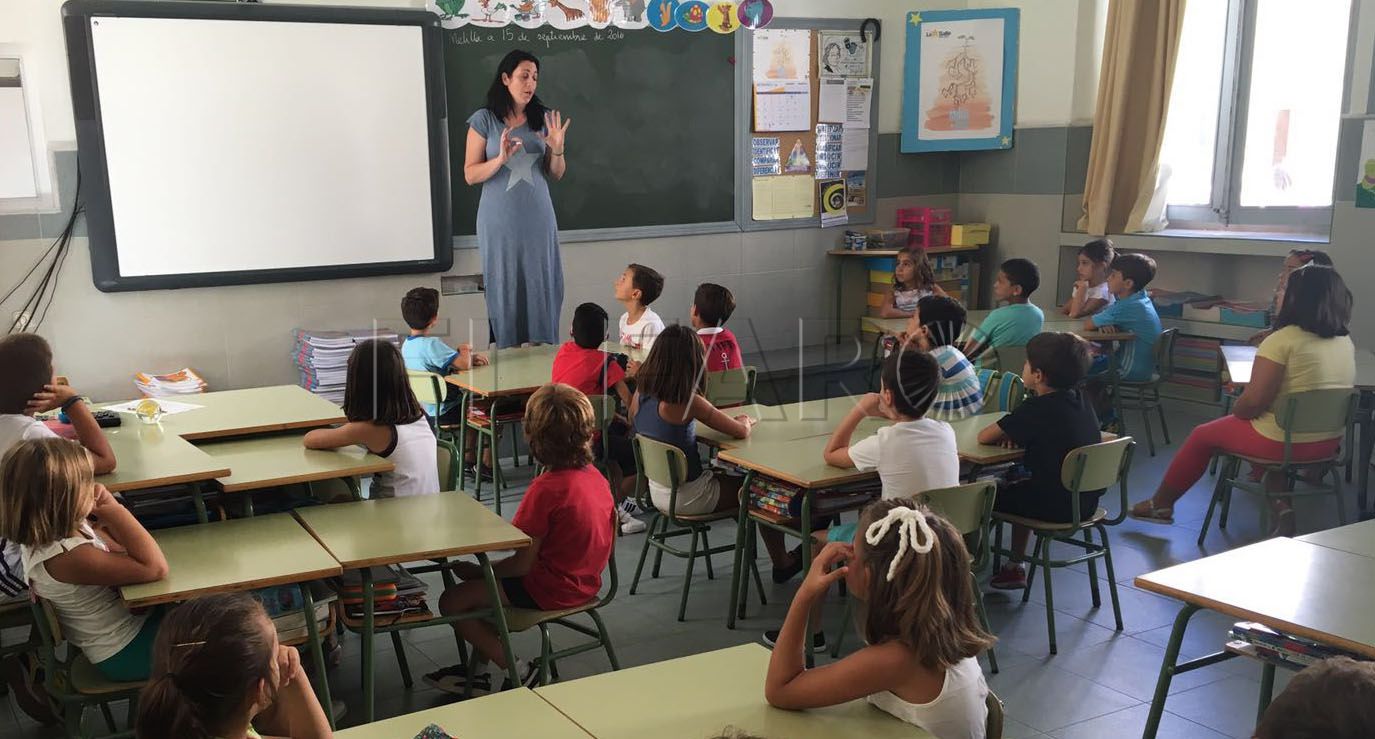 Imbroda anuncia que las aulas prefabricadas se instalarán en septiembre en Altos de la Vía