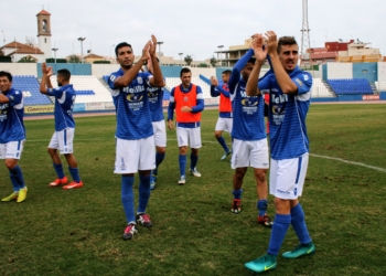Jugadores de la primera plantilla melillense aplaudiendo a su afición, tras el choque ante el Córdoba B.