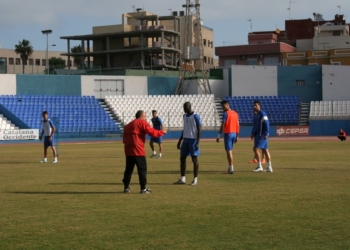 El técnico del equipo azulino explica a sus jugadores lo que quiere de ellos de cara al encuentro del próximo domingo frente al Linares Deportivo.