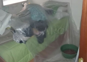 3 1 8 Los muebles forrados de plástico en Minas del Rif porque llueve dentro de casa