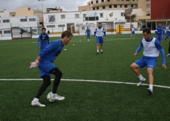 Sesión de entrenamientos de la UD Melilla, en el campo federativo de La Espiguera.