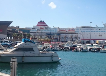 8 1 14 Detenidos tres jóvenes marroquíes en el puerto por falsedad documental