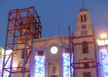 P1070278 La estructura de los torreones de la Asamblea se retira: ya están reformados