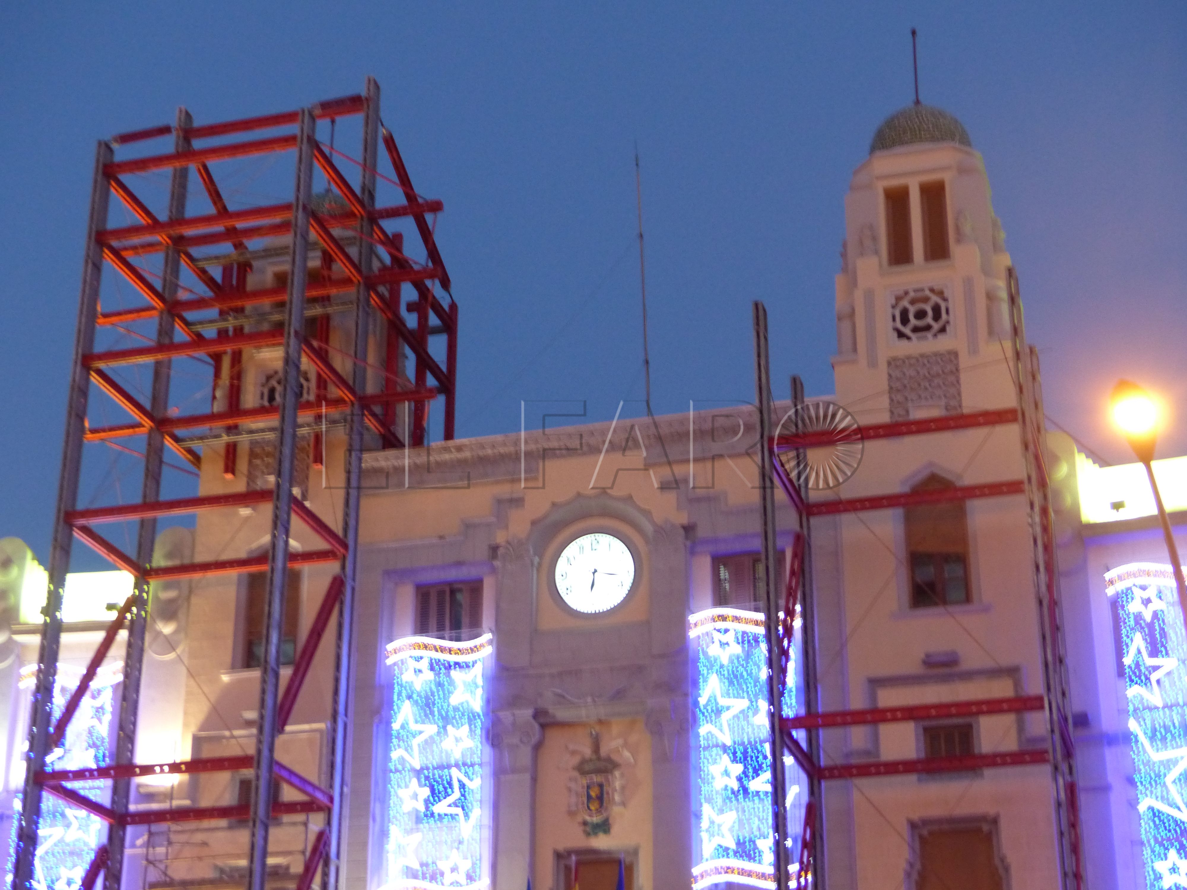 La estructura de los torreones de la Asamblea se retira: ya están reformados