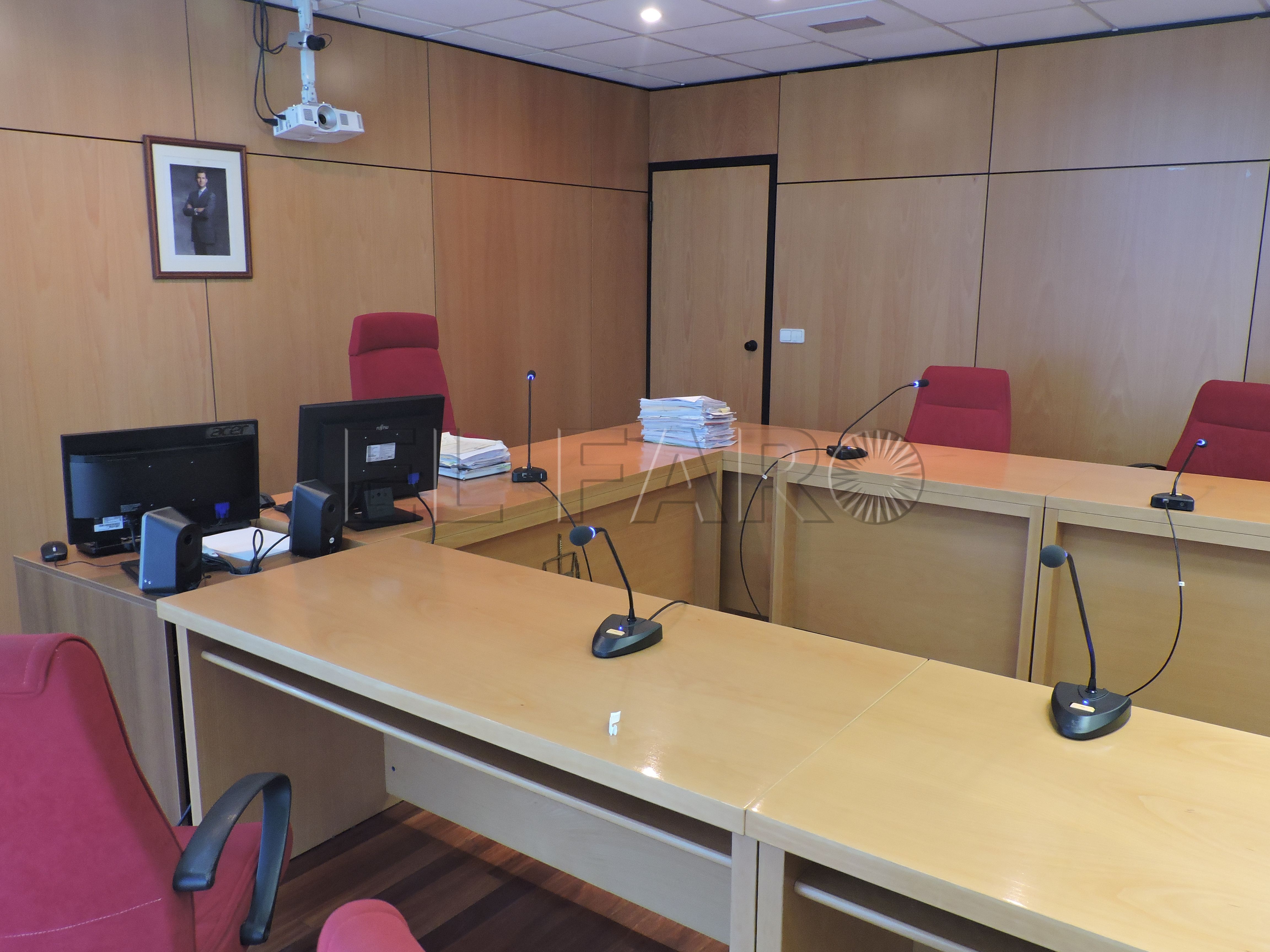 Le piden un año y medio de cárcel por pegar a una mujer y robarle el bolso
