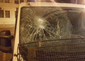 11 1 7 Apedrean en Reina Regente a un coche de Bomberos y a otro de la Policía Local