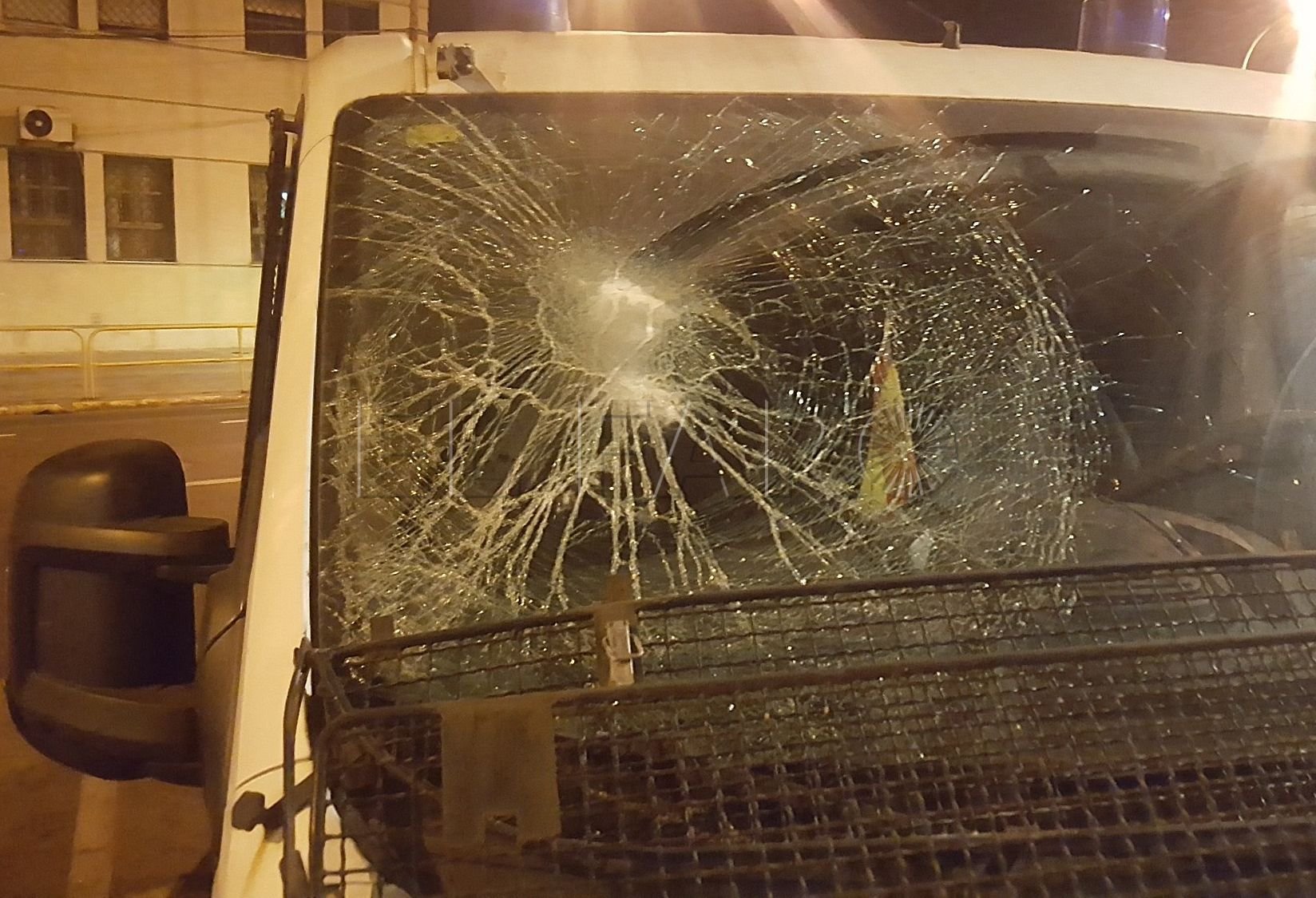 Apedrean en Reina Regente a un coche de Bomberos y a otro de la Policía Local