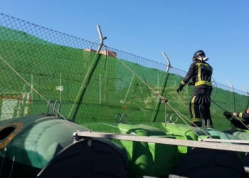 11 p2 Bomberos asegura una verja e interviene en la caída de parte del cartel de la calle Castelar