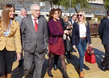 Claves de la visita de la ministra de Sanidad