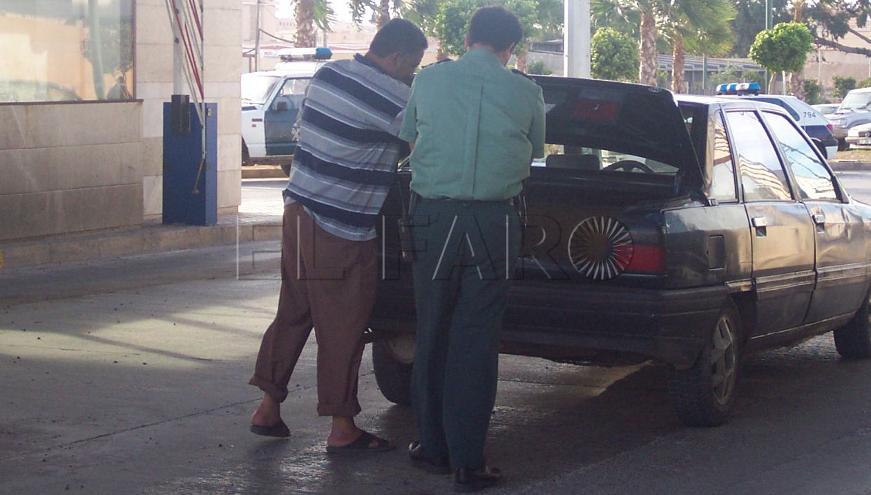 Condenado a 4 años por colar a un menor subsahariano bajo la guantera del coche