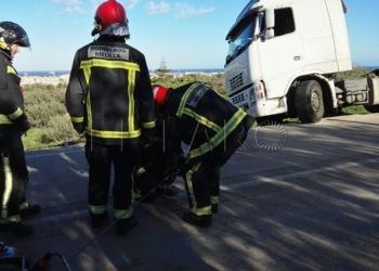 Bomberos rescatan la cabeza tractora de un camión a punto de caer por un terraplén