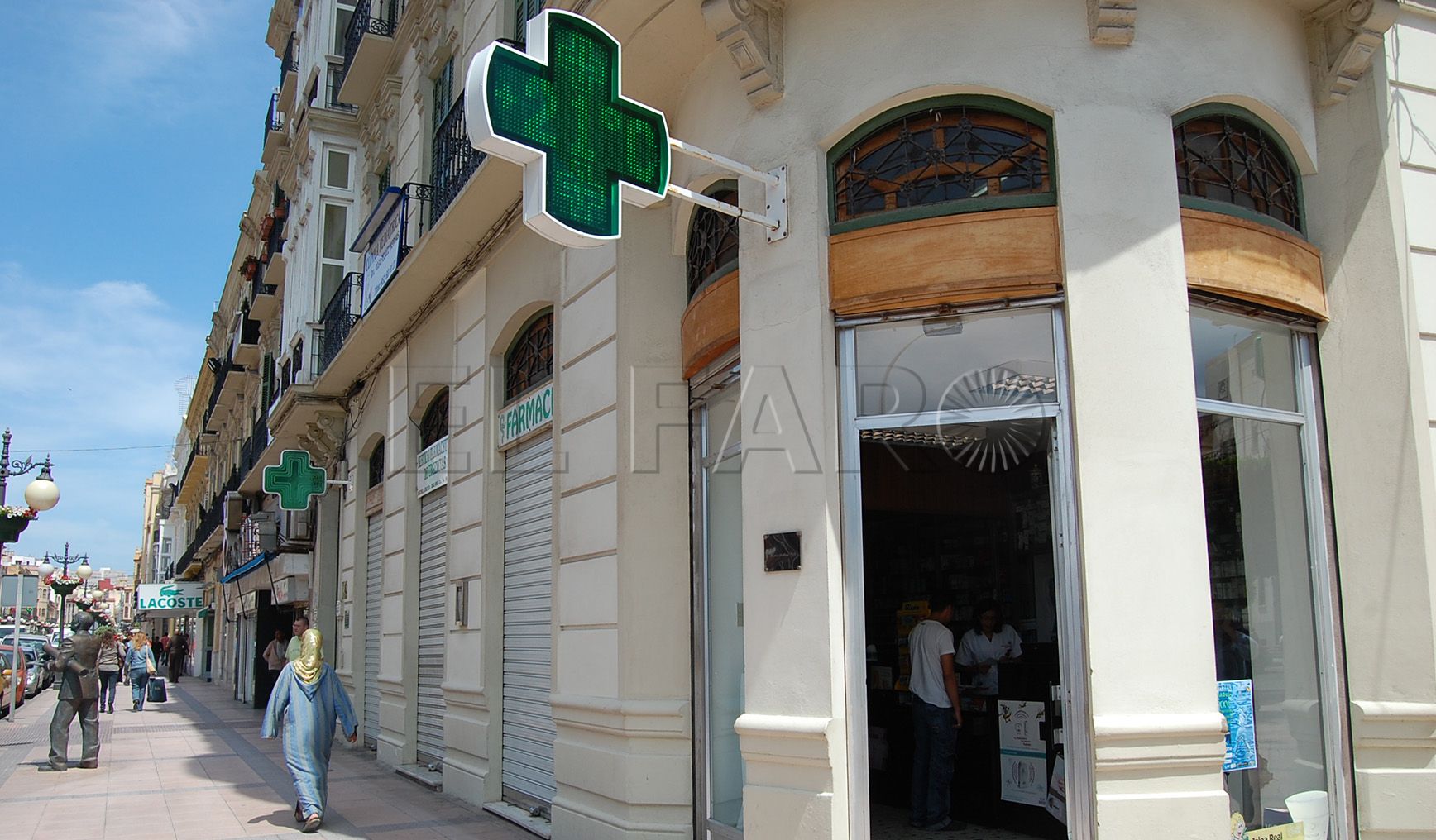 Velázquez se compromete a solucionar en unos días la licitación de las farmacias