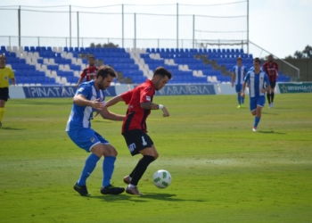 Santi Luque, con el balón, en una de las jugadas del partido de la primera vuelta, en tierras murcianas.
