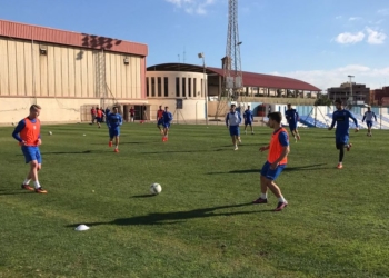 Sesión de entrenamiento voluntario realizado por los jugadores unionistas en el terreno de juego anexo al estadio municipal Álvarez Claro.