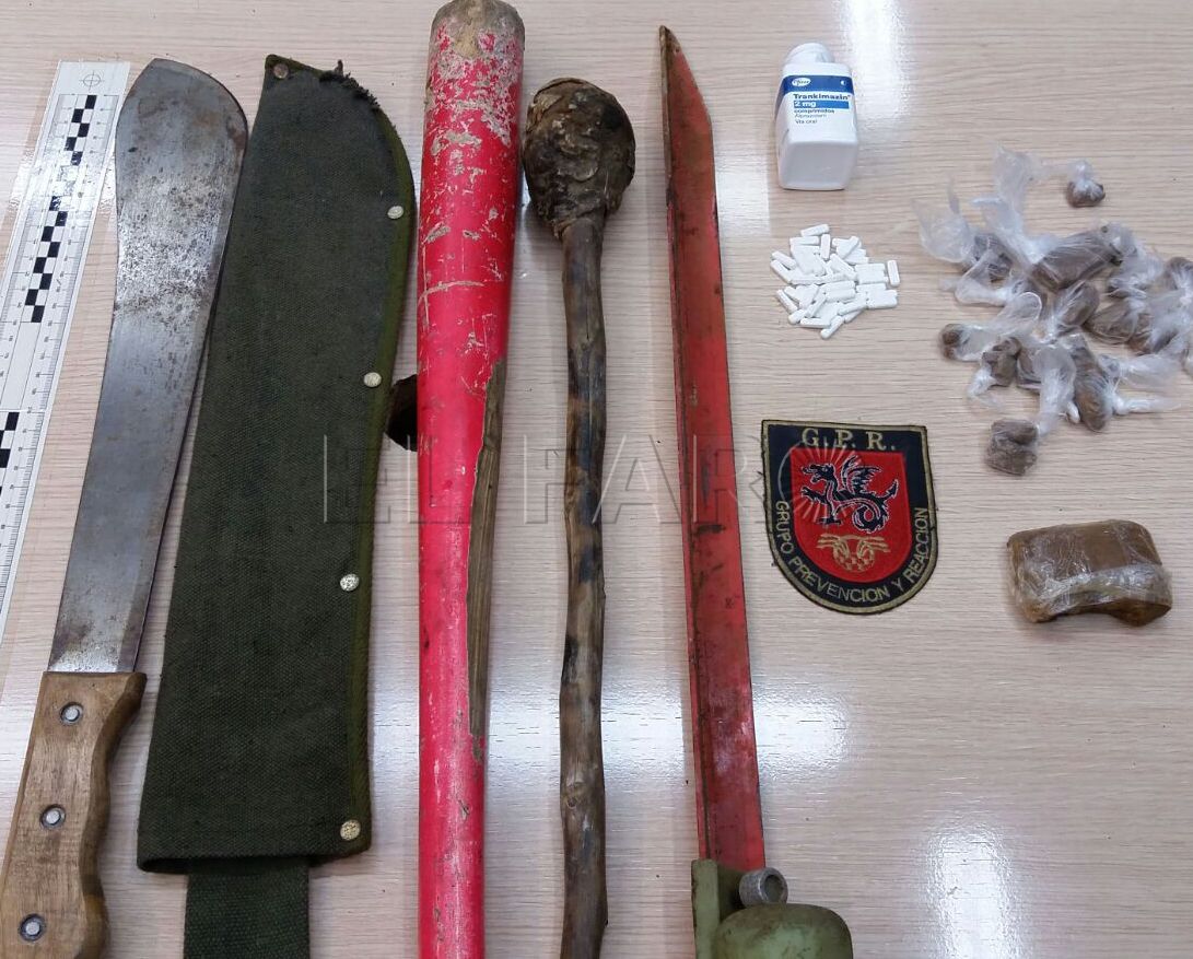 Detenidos dos jóvenes que ocultaban hachís y armas blancas en un vehículo
