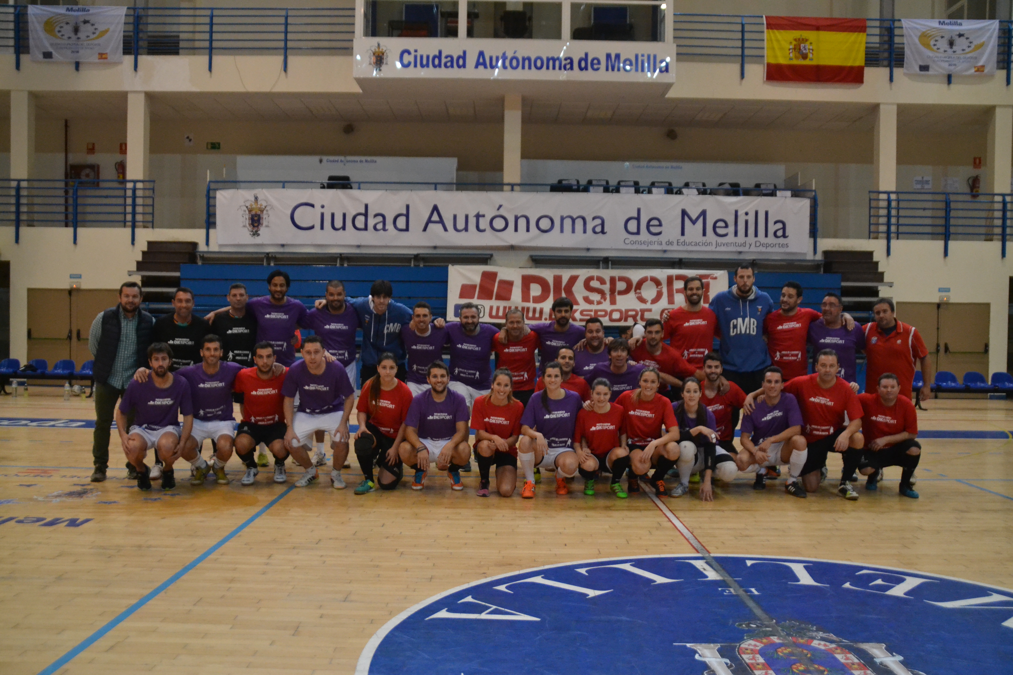 Lluvia de goles y de juguetes en un partido en el que venció la solidaridad