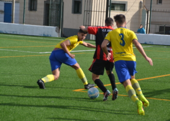 Uno de los futbolistas del Rusadir, en una jugada individual.