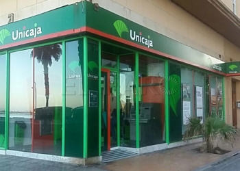 5 2 1 Dos hombres intentan robar en una sucursal de Unicaja cuando ya estaba cerrada