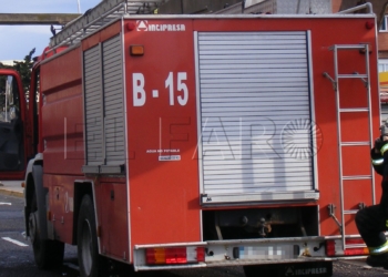 6 2 Bomberos rescatan un coche robado que se empotró cerca de la carretera de la Purísima